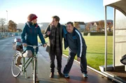 Die Chefin hat Ollie (Christoph Hagen Dittmann, r.) zum Sport verdonnert und Jonas (Jan Niklas Berg, M.) muss ihn bei seinen Trainingseinheiten begleiten. Klara (Wolke Hegenbarth, l.) kommt angeradelt, um die beiden moralisch zu unterst&uuml;tzen.