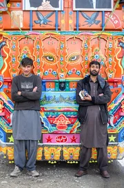 Ali Akbar und Umar Laib sind mit ihrem bunt bemalten Lkw auf dem Karakorum Highway unterwegs. Ali Akbar und Umar Laib sind mit ihrem bunt bemalten Lkw auf dem Karakorum Highway unterwegs.
