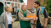 Strafversetzt in die Provinz: Henry (Oliver Mommsen, re.) muss auf seiner Paketroute bei Vater Knuth (Wolf-Dietrich Sprenger) und seiner Haush&auml;lterin Luise (Edelgard Hansen) vorbei.