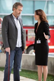 Da Arlene sie anzeigen will, m&uuml;ssen sie sich zusammenraufen, um ihre Lizenz zu behalten: Cuddy (Lisa Edelstein, r.) und House (Hugh Laurie, l.) ...