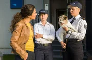 Marlene Weber (Melina Borcherding, r.) mit Hund "Stulle", teilt Jasmin Sayed (Sesede Terziyan, li.) und Paula Sprenger (Sarina Radomski, m.) die neuesten Erkenntnisse &uuml;ber den Verd&auml;chtigen Thomas Schr&ouml;der mit.
