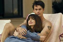 Sol&egrave;ne (Anne Hathaway, l.); Hayes (Nicholas Galitzine, r.)
