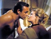 F&uuml;r eine z&auml;rtliche Auszeit mit Tanja Romanova (Daniela Bianchi) hat James Bond (Sean Connery) immer Zeit