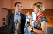 ARD/HEITER BIS T&Ouml;DLICH - ALLES KLARA, neue Krimiserie (16 Folgen), Folge 6 "Der Tod steht ihr besser", am Donnerstag (10.05.12) um 18.30 Uhr im Ersten. Sylvia (Winnie B&ouml;we, im HG.) hat eine Teilnehmerin der bevorstehenden Wahl zur "Miss Harz" tot in ihrer Garderobe gefunden und die Polizei alarmiert. Paul Kleinert (Felix Eitner, l.) hat ausnahmsweise Klara (Wolke Hegenbarth, r.) mit zum Tatort genommen  und strenge Order erteilt, dass sie sich nur um ihre Schwester k&uuml;mmern darf.