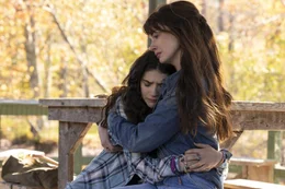 Izzy (Ella Rubin, l.); Sol&egrave;ne (Anne Hathaway, r.)