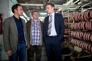 Paul Kleinert (Felix Eitner, l.) und Ollie (Christoph Hagen Dittmann, M.) ermitteln in der Fleischerei Brenninger. Der neue Gesch&auml;ftsf&uuml;hrer Thomas Heinrich (Alexander Sternberg) will nicht, dass die Erpressung publik wird.