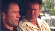 Sam Axe (Bruce Campbell, r.) unterst&uuml;tzt seinen besten Freund Michael (Jeffrey Donovan) und versorgt den ehemaligen Agenten mit Informationen.
