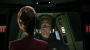 Kathryn Janeway (Kate Mulgrew) und Captain Braxton (Allan Royal)
