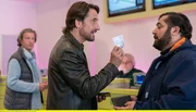 Mehmet (Kailas Mahadevan, re.) ahnt nicht, dass Henry (Oliver Mommsen) Million&auml;r ist.
