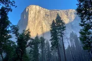 El Capitan ist eine markante Felsformation im Yosemite-Nationalpark in Kalifornien. Sie f&auml;llt teilweise senkrecht ab und liegt an der Nordseite des Yosemite-Tals.