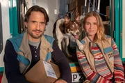 Auf Gl&uuml;ck im Spiel folgt Pech in der Liebe &ndash; das h&auml;tte Paketbote Henry (Oliver Mommsen) wissen m&uuml;ssen! Kaum macht ihn ein Lotteriegewinn zum Million&auml;r, schon steht er ohne seine Ehefrau Ellen da. Die l&auml;sst ihn, nach 21 gl&uuml;cklichen Jahren, f&uuml;r einen J&uuml;ngeren sitzen. Trost findet er bei seiner Kollegin Mona (Nadeshda Brennicke)