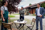 Der Biobauer Anton Behrend (Sebastian Winkler, l.) hat die Kommissare Kaya (Baran H&ecirc;v&icirc;, M.) und Hansen (Igor Jeftic, r.) belogen, denn er besitzt eine Drohne.