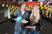 Checker Tobi und Formel 4-Fahrerin Michelle Halder auf der Rennstrecke. Checker Tobi und Formel 4-Fahrerin Michelle Halder auf der Rennstrecke.