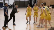 Von Trainer und Cotrainerin werden Taisiia, Rosa, Marieke und Lilli auf das n&auml;chste Spiel vorbereitet.