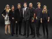 (9. Staffel) - Ein starkes Team, das jeden Serient&auml;ter zur Strecke bringt: Dr. Spencer Reid (Matthew Gray Gubler, 2.v.r.), Derek Morgan (Shemar Moore, 3.v.r.), Aaron Hotchner (Thomas Gibson, M.), David Rossi (Joe Mantegna, 3.v.l.), Jennifer 'JJ' Jareau (AJ Cook, r.), Penelope Garcia (Kirsten Vangsness, l.) und Alex Blake (Jeanne Tripplehorn, 2.v.l.) ....