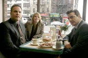 Detective Mike Logan (Chris Noth, r.) ist neu beim Major Case Squad und begleitet seine neuen Kollegen Detective Robert Goren (Vincent D'Onofrio) und Detective Alexandra Eames (Kathryn Erbe) bei einem neuen Fall.