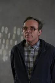 Culpa, Niemand ist ohne Schuld D 2016-2017 Regie Jano Ben Chabaane Culpa - Niemand ist ohne Schuld ist ein psychologisches Kammerspiel und ein auf den Kopf gestellter Krimi. Im Zentrum der vier in sich abgeschlossenen Folgen steht ein unkonventioneller Priester (Stipe Erceg), dem im Schutz des Beichtstuhls bevorstehende Verbrechen anvertraut werden.  EP UNTEN_Barbara Philipp_Dirk_Martens