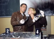 Bei der kriminaltechnischen Untersuchung stellt Svenja (Li Hagman) fest, dass die Versuchsanordnung bei dem Chemieunterricht manipuliert wurde. Kommissar Bonhoff (Wolfgang Krewe) ist klar: der Chemielehrer wurde also ermordet...