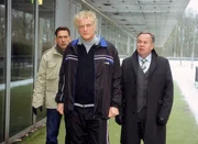 Prof. Kiesling (J&uuml;rgen Mai) z&ouml;gert, den Beamten Bonhoff und Kehler Einzelheiten zu erz&auml;hlen.