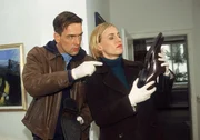 Die Beamten Bonhoff (Wolfgang Krewe) und Svenja Bj&ouml;rson (Li Hagman) finden in der Wohnung von Klaus Thurau tats&auml;chlich Spuren...