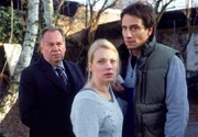 Kehler (Wolfgang Bathke, li.) glaubt, dass Eva (Theresa H&uuml;bchen) und Peter Rollmann (Oliver Mommsen) ein Motiv f&uuml;r den Mord an dem Taxifahrer Karl Ehrlicher hatten, denn sie kommen in den Genuss einer hohen Lebensversicherung...