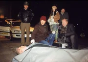 Ein Taxifahrer (Komparse) wurde von Nicole (Anna Frenzel-R&ouml;hl, Mi.) in seinem Wagen erschossen aufgefunden. Die Ermittler Dr. Duhler (2.v.li. Klaus Schindler) und Kommissar Kehler (Wolfgang Bathke, re.) treffen am Tatort ein und machen sich ein erstes Bild des Verbrechens.