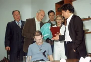 Wurde der entlassene Frauenm&ouml;rder aus Rache get&ouml;tet? (v.hi.li.:) Kommissar Kehler (Wolfgang Bathke), Dr. Duhler (Klaus Schindler), Bonhoff (Wolfgang Krewe), Svenja (Li Hagman) und Oberstaatsanwalt Kampen (Axel Pape) beginnen mit den Ermittlungen.