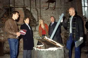Die Beamten (li. Wolfgang Krewe, 2.v.li. Axel Pape, re. Klaus Schindler, 2.v.re. Wolfgang Bathke) sind sich nicht sicher, ob die Psychologin Dr. Stern (Ulrike Grote, Mi.) die Hinweise am Tatort richtig deutet.