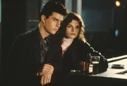 Carmen (Mary Elizabeth Mastrantonio, r.) begleitet ihren Freund Vincent (Tom Cruise, l.) zu dem wichtigen Billardturnier ...