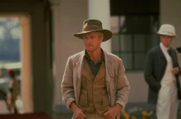 Der abenteuerlustige Gro&szlig;wildj&auml;ger Denys Finch Hatton (Robert Redford, M.) hat sich in die reiche, junge und verheiratete D&auml;nin Karen verliebt ...
