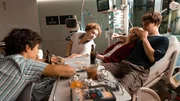 Freundschaft in guten wie in schlechten Zeiten: Die Freunde Kalle (Klaus Steinbacher), Brenninger (Roland Schreglmann), Hannes (Johannes Nu&szlig;baum) und Moritz (Leonard Scheicher) zusammen im Krankenhaus (v.l.n.r.)