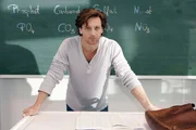 Mit viel Freude &uuml;bernimmt Stefan Vollmer (Hendrik Duryn) die Chemie-Vertretung im E-Kurs - denn in dieser Klasse beteiligen sich die Sch&uuml;ler mit Spa&szlig; und Interesse am Unterricht.