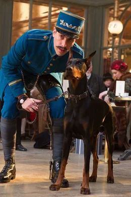 Hugo ist stets auf der Flucht vor dem hinkenden Bahnhofaufseher (Sacha Baron Cohen) und seinem gef&auml;hrlichen Rottweiler ...