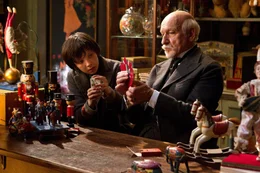 Beinahe zu sp&auml;t kann Hugo (Asa Butterfield, l.) das Geheimnis des griesgr&auml;migen Spielzeug-Ladenbesitzers Georges M&eacute;li&egrave;s (Ben Kingsley, l.) l&uuml;ften ...