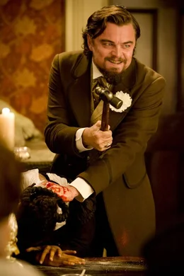 Als Calvin Candie (Leonardo DiCaprio, r.) erneut mit mit Broomhildas (Kerry Washington, l.) Tod droht, ist es mit Dr. Schultz' Ruhe vorbei ...
