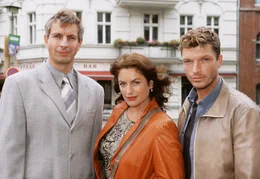 Michael (Hardy Kr&uuml;ger jr., re.) hat sich in Julia (Christine Neubauer) verliebt, die allerdings mit ihrem Jugendfreund Wolfgang (Ingolf L&uuml;ck) verlobt ist.