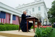 Mit einer Flut an Executive Orders setzt Trump seit Tag eins im Amt die US-Instanzen au&szlig;er Gefecht.