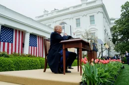 Mit einer Flut an Executive Orders setzt Trump seit Tag eins im Amt die US-Instanzen au&szlig;er Gefecht.