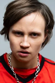 NORDDEUTSCHER RUNDFUNK Kinderschauspieler &ndash; Der Preis des Erfolgs Luna Jordan stellt ihr Kinderbild nach. &copy; NDR/Maurice Weiss/Ostkreuz, honorarfrei - Verwendung gem&auml;&szlig; der AGB im engen inhaltlichen, redaktionellen Zusammenhang mit genannter NDR-Sendung und bei Nennung "Bild: NDR/Maurice Weiss/Ostkreuz" (S2). NDR Presse und Information/Fotoredaktion, Tel: 040/4156-2333 oder -2305, pressefoto@ndr.de