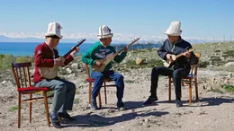 &Uuml;m&ouml;t Dolootov (mitte) ist 11 Jahre alt und spielt mit seinen Freunden die Komuz, eine dreisaitige Gitarre.