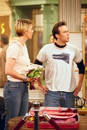 Dharma (Jenna Elfman, l.) und ihr Freund Terry (Bodhi Elfman, r.) f&uuml;hren eine ganz besondere Kunstaktion vor ...