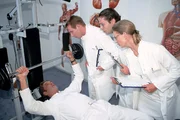 Dr. Schmidt (Walter Sittler, l.) zeigt, wie's geht. Er trainiert f&uuml;r den gro&szlig;en Wettkampf am Wochenende. Die Assis Dr. Brummel (Roland Jankowsky, 2.v.l.), Dr. Pfund (Alexander Schottky) und Dr. Borstel (Kerstin Thielemann) schauen zu.