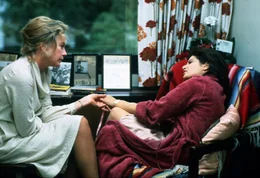 Erst nach vielen Schicksalsschl&auml;gen finden Emma (Debra Winger, r.) und ihre Mutter Aurora (Shirley MacLaine, l.) schlie&szlig;lich zueinander ...