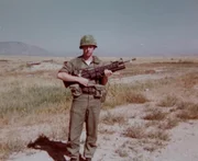 Ein Soldat h&auml;lt ein Gewehr