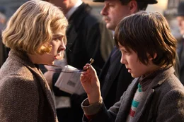 Um die Mechanik von Hugos (Asa Butterfield, r.) Automaten-Menschen in Gang zu setzen, braucht man einen ganz speziellen Schl&uuml;ssel. Genauso einen Schl&uuml;ssel, wie ihn Isabelle (Chloe Moritz, l.) um den Hals tr&auml;gt. Was haben das M&auml;dchen und seine Familie mit dem Automaten zu schaffen?