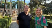 Bj&ouml;rn Freitag (l) und Tamina Kallert unterwegs in den malerischen G&auml;rten des K&ouml;nigspalastes Real Alc&aacute;zar &ndash; ein Ort voller Geschichte und andalusischer Pracht.