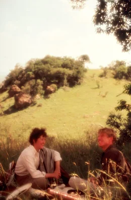 Ein Picknick im Gr&uuml;nen: Karen Blixen (Meryl Streep, l.) findet in Denys Finch Hatton (Robert Redford, r.) endlich einen guten Zuh&ouml;rer ...