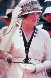 Zusammen mit ihrem Verlobten zieht Karen Blixen (Meryl Streep) nach Kenia, um dort eine Kaffeeplantage aufzubauen ...