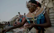Die Samburu Frauen leben vom Verkauf von selbstgemachten Schmuck.