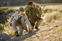 Um den Brittle-Br&uuml;dern auf die Spur zu kommen, befreit der belesene Kopfgeldj&auml;ger Dr. King Schultz (Christoph Waltz, l.) den Sklaven Django (Jamie Foxx, r.), dessen Frau von den Gangstern verschleppt und verkauft wurde. Schultz lehrt den Sklaven zu t&ouml;ten und noch einiges mehr. Mit gro&szlig;em Erfolg ...